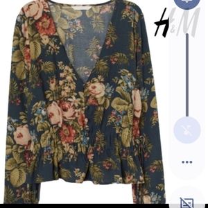 H&M Floral boho top v neck and billow sleeve.